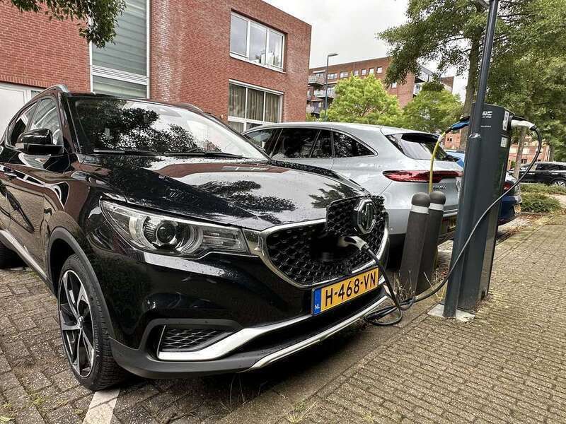 Zwart Gebruikt 2020 MG ZS Luxury Sedan | € 17.000 - Afbeelding 1/3