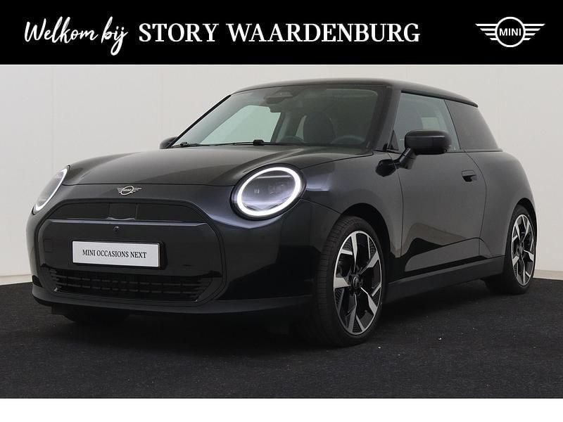 Zwart Gebruikt 2024 Mini Cooper Classic Hatchback | € 32.950 - Afbeelding 1/4