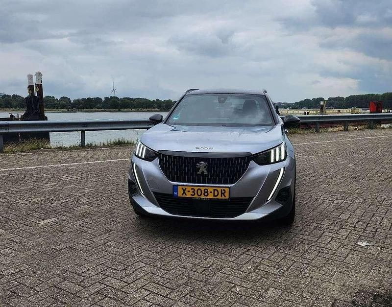 Grijs Gebruikt 2021 Peugeot 2008 GT SUV | € 17.350 (Goede deal) - Afbeelding 1/4