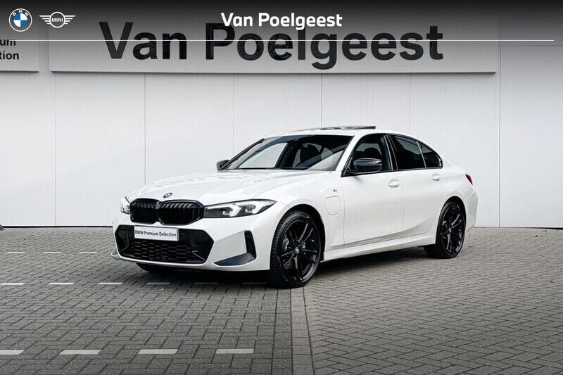 Wit Gebruikt 2024 BMW 320e Comfort Edition Sedan | € 45.900 (Eerlijke prijs) - Afbeelding 1/4