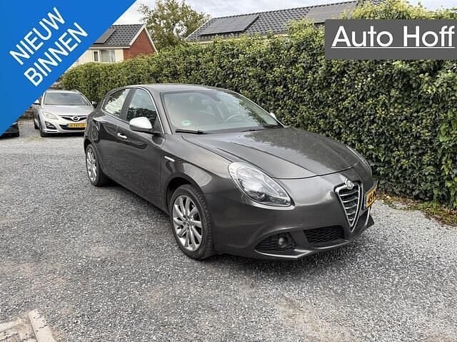 Grijs Gebruikt 2011 Alfa Romeo Giulietta Distinctive Hatchback | € 5.745 (Eerlijke prijs) - Afbeelding 1/4