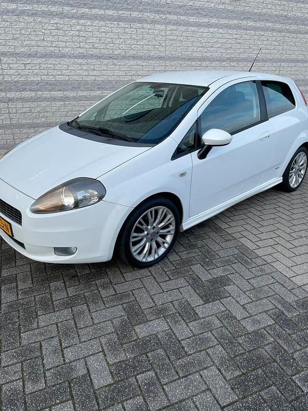 Occasion 2009 Fiat Grande Punto Sport Hatchback | € 3.250 (Iets duurder) - Afbeelding 1/4
