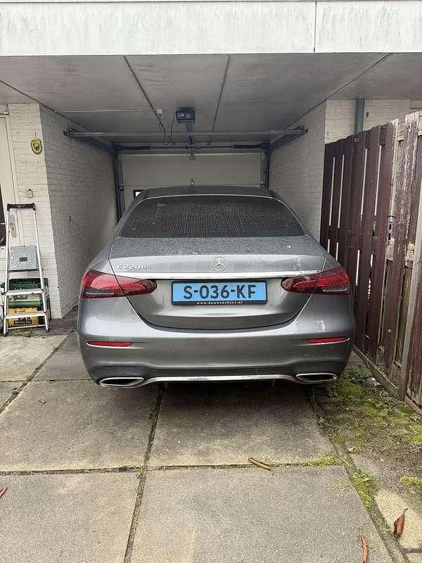 Grijs Occasion 2021 Mercedes E220 AMG Sedan | € 34.000 - Afbeelding 1/4