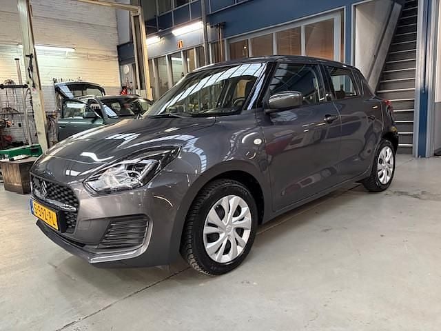 Grijs Gebruikt 2023 Suzuki Swift Comfort Hatchback | € 16.650 (Goede deal) - Afbeelding 1/4