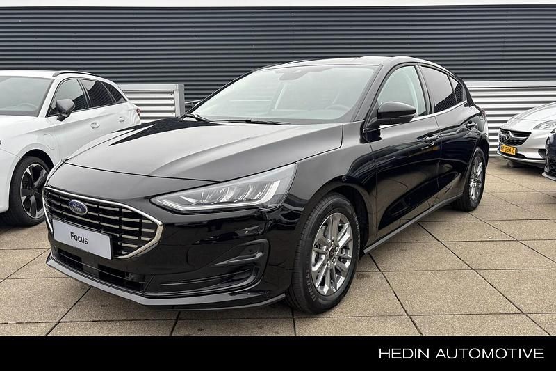 Zwart Nieuw 2025 Ford Focus Titanium Hatchback | € 28.895 (Eerlijke prijs) - Afbeelding 1/3