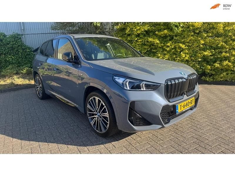 Grijs (metallic) Gebruikt 2022 BMW iX1 SUV | € 39.325 (Super prijs) - Afbeelding 1/4