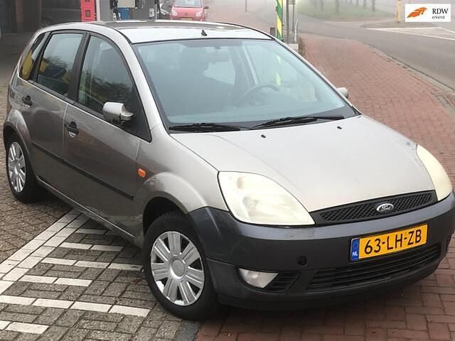 Grijs (metallic) Gebruikt 2003 Ford Fiesta Trend Hatchback | € 950 (Goede deal) - Afbeelding 1/4