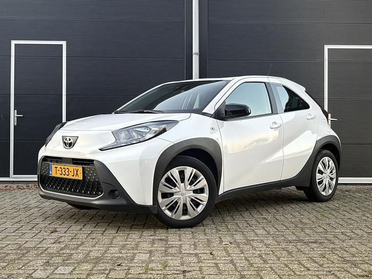 Wit Gebruikt 2023 Toyota Aygo X Play SUV | € 14.990 (Super prijs) - Afbeelding 1/4