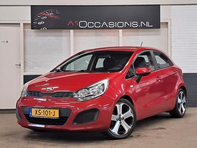 Rood Gebruikt 2014 Kia Rio Comfort Hatchback | € 5.995 (Eerlijke prijs) - Afbeelding 1/4