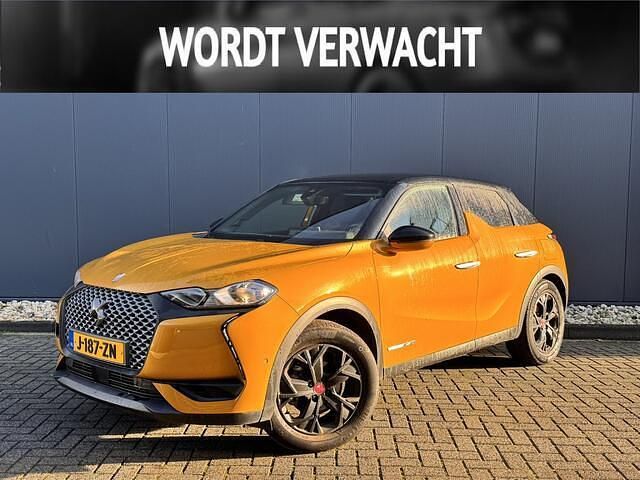 Geel (metallic) Occasion 2020 DS Automobiles DS3 Crossback E-Tense Business SUV | € 14.945 (Eerlijke prijs) - Afbeelding 1/4