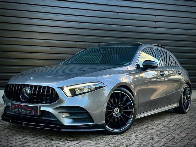 Grijs / mountaingrijs metalliclak Gebruikt 2018 Mercedes A35 AMG AMG Hatchback | € 27.950 (Eerlijke prijs) - Afbeelding 1/4