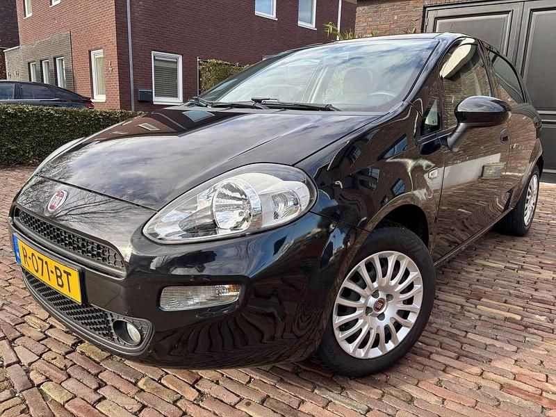 Occasion Fiat Punto Lounge 69 PK (50 kW) 2017 Zwart Hatchback