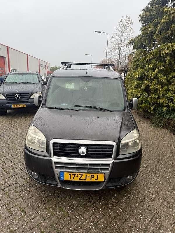 Grijs Gebruikt 2008 Fiat Doblò MPV | € 2.400 - Afbeelding 1/4