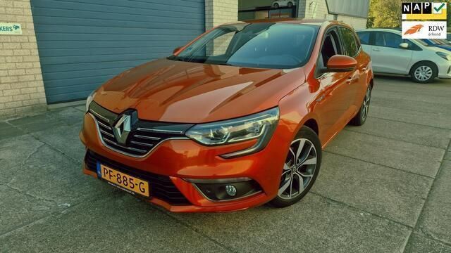 Rood Gebruikt 2017 Renault Mégane IV Bose Edition Hatchback | € 12.950 - Afbeelding 1/4