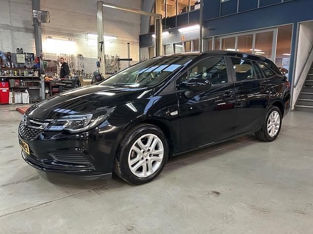 Zwart Gebruikt 2018 Opel Astra Edition Stationwagen | € 11.350 (Eerlijke prijs) - Afbeelding 1/4
