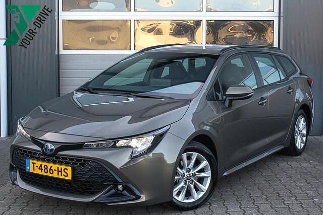 Groen Gebruikt 2023 Toyota Corolla Active Stationwagen | € 25.400 (Eerlijke prijs) - Afbeelding 1/4