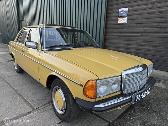 Geel Occasion 1978 Mercedes 280 Sedan | € 9.950 - Afbeelding 1/4