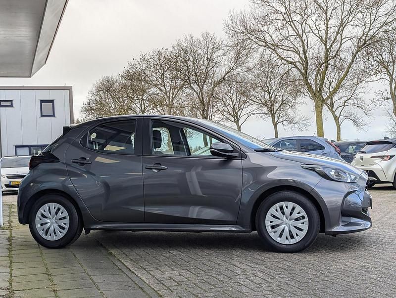 Occasion Toyota Yaris Hybrid Active 116 PK (85 kW) 2022 Grijs Hatchback