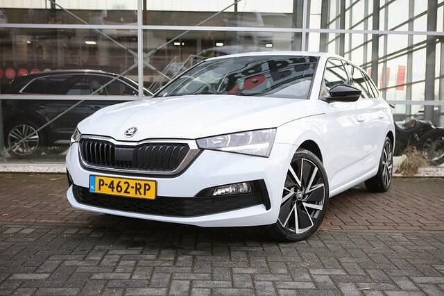 Wit Occasion 2021 Skoda Scala Sport Hatchback | € 16.950 (Eerlijke prijs) - Afbeelding 1/4