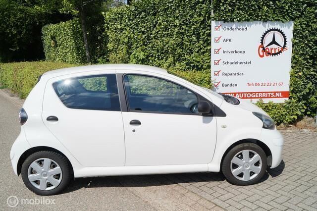 Wit Gebruikt 2010 Toyota Aygo Comfort Hatchback | € 4.750 (Iets duurder) - Afbeelding 1/4