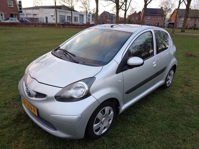 Grijs (metallic) Gebruikt 2008 Toyota Aygo Hatchback | € 1.750 (Super prijs) - Afbeelding 1/4