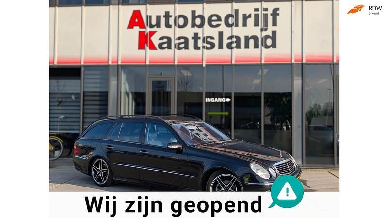 Zwart (metallic) Occasion 2004 Mercedes E200 Classic Stationwagen | € 1.998 (Goede deal) - Afbeelding 1/4