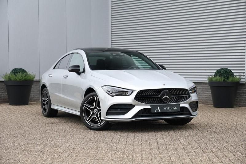 Grijs Gebruikt 2023 Mercedes CLA250 AMG Sedan | € 39.990 (Eerlijke prijs) - Afbeelding 1/4