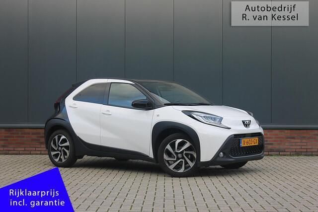 Wit Gebruikt 2023 Toyota Aygo X Pulse SUV | € 17.990 - Afbeelding 1/4