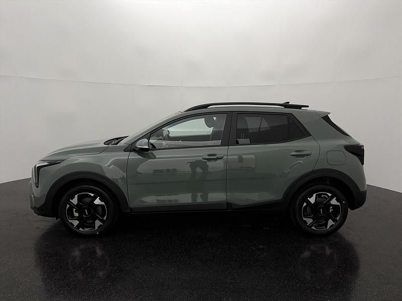Nieuw Kia Stonic 2026 Adventurous green (groen metallic) SUV