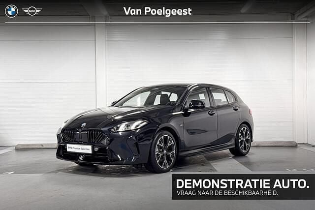 Saphirschwarz (donker zwart) Gebruikt 2025 BMW 120 M Sport Hatchback | € 47.910 - Afbeelding 1/4