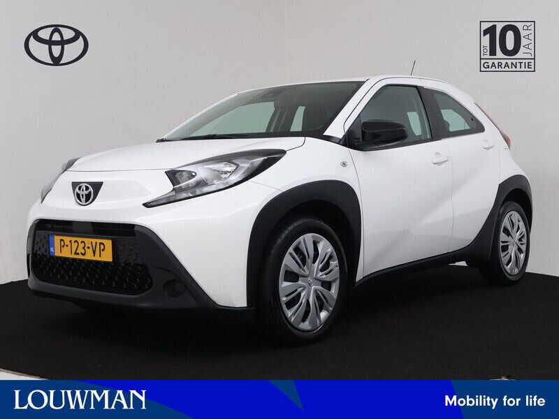 Wit Gebruikt 2022 Toyota Aygo Play Hatchback | € 15.945 (Eerlijke prijs) - Afbeelding 1/3