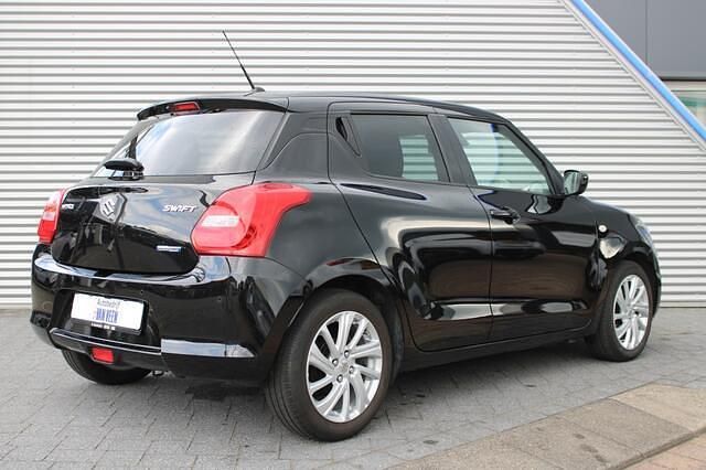 Zwart, metallic lak Gebruikt 2023 Suzuki Swift Hatchback | € 19.945 (Eerlijke prijs) - Afbeelding 1/3