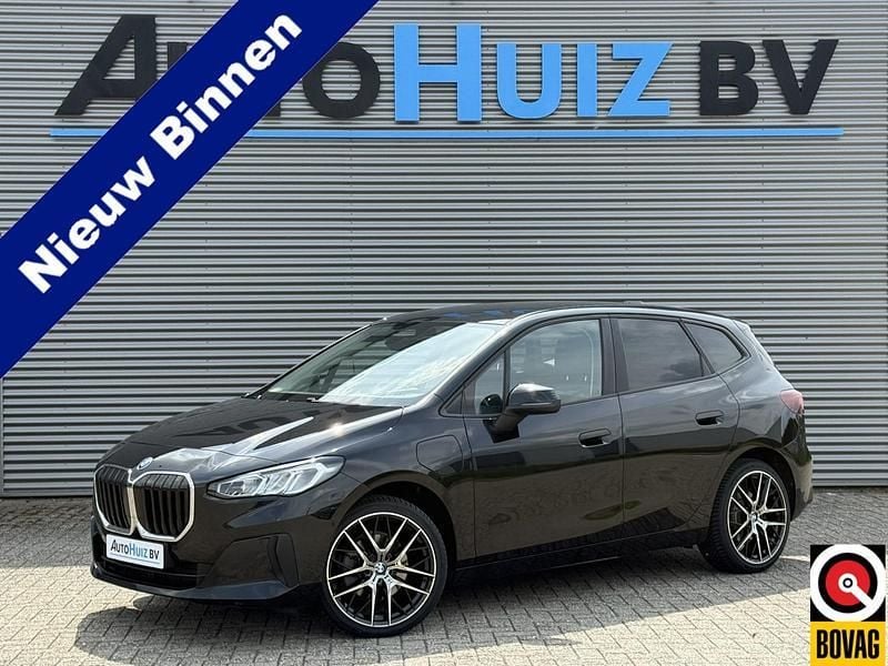 Zwart, metallic lak Gebruikt 2023 BMW 225 Active Tourer MPV | € 36.990 (Duur) - Afbeelding 1/4