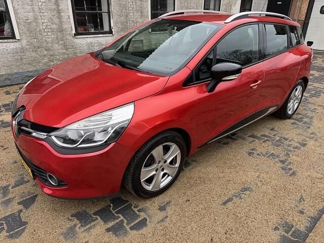 Rood Gebruikt 2014 Renault Clio GrandTour Dynamique Stationwagen | € 3.995 (Eerlijke prijs) - Afbeelding 1/4