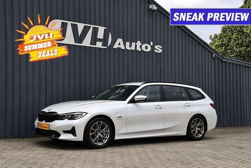 Wit, metallic lak Gebruikt 2022 BMW 330 Sport Line Stationwagen | € 28.750 (Super prijs) - Afbeelding 1/4