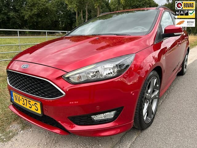 Rood Gebruikt 2017 Ford Focus ST-Line Stationwagen | € 10.950 (Eerlijke prijs) - Afbeelding 1/4