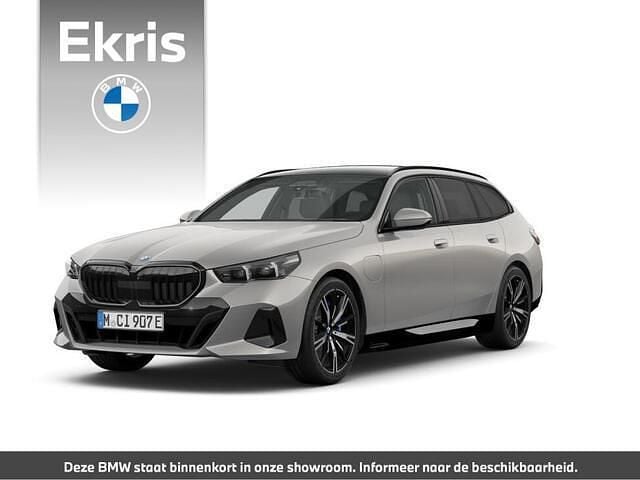 Nieuw BMW 550e M Sport 489 PK (359 kW) 2025 Grijs Stationwagen