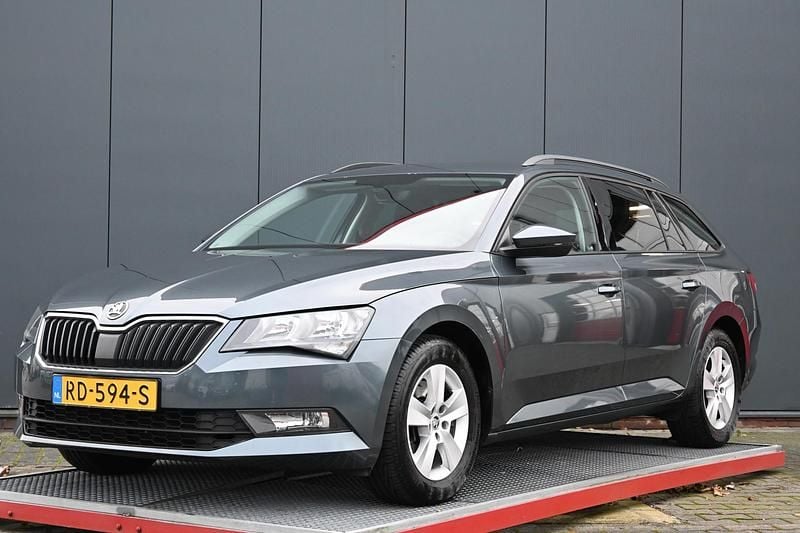 Grijs Gebruikt 2018 Skoda Superb Business Line Stationwagen | € 17.950 (Eerlijke prijs) - Afbeelding 1/4