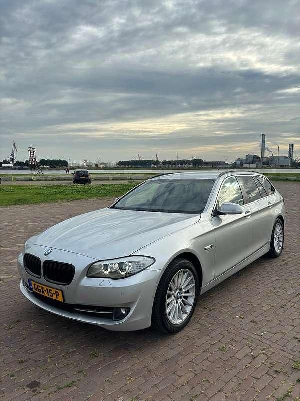 Grijs Gebruikt 2012 BMW 528 Executive Stationwagen | € 17.950 (Duur) - Afbeelding 1/4