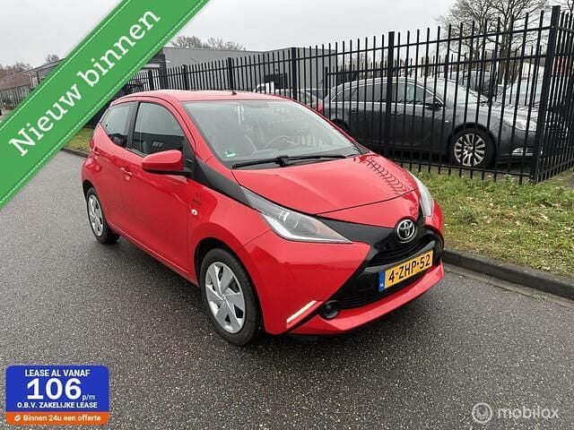 Rood Gebruikt 2015 Toyota Aygo X-play Hatchback | € 6.450 (Super prijs) - Afbeelding 1/4