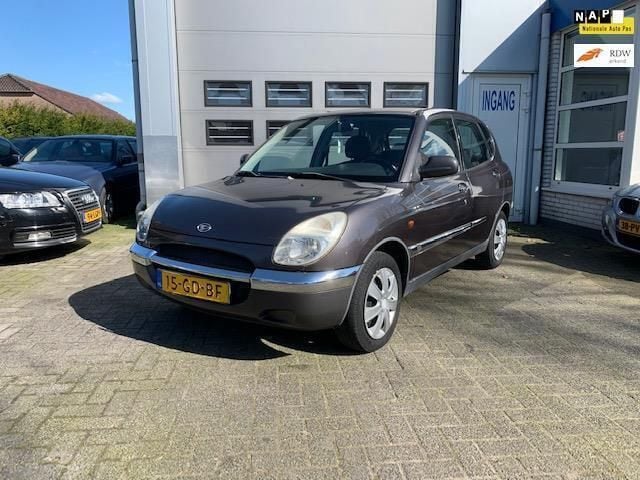 Occasion Daihatsu Sirion 56 PK (41 kW) 2000 Grijs Hatchback