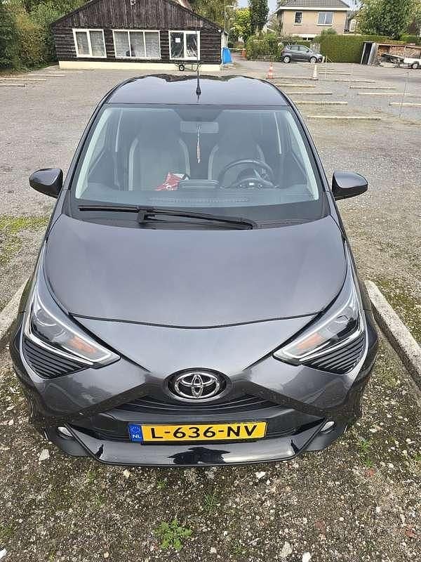 Grijs Gebruikt 2021 Toyota Aygo Hatchback | € 10.599 (Goede deal) - Afbeelding 1/4