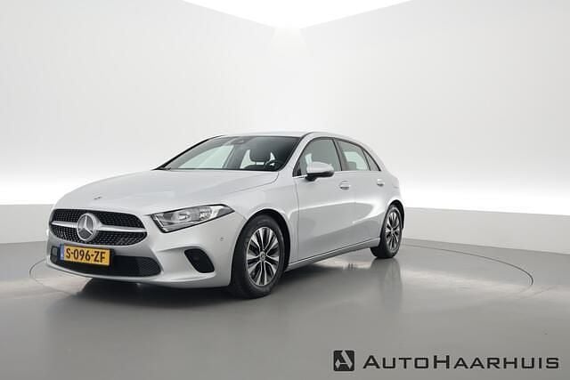 Grijs Gebruikt 2020 Mercedes A180 Business Hatchback | € 23.900 (Eerlijke prijs) - Afbeelding 1/3