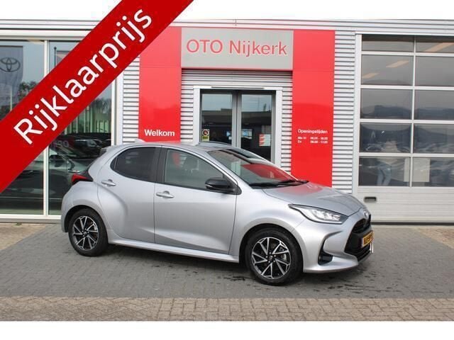 Grijs Occasion 2024 Toyota Yaris Executive Hatchback | € 24.900 (Goede deal) - Afbeelding 1/4