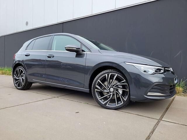 Grijs Occasion 2022 VW Golf Sedan | € 24.980 (Goede deal) - Afbeelding 1/4
