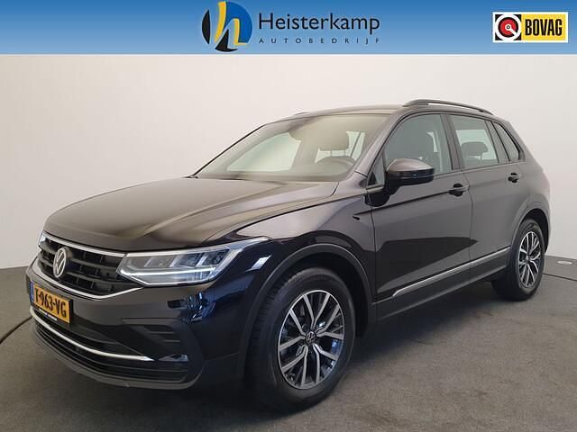 Zwart Gebruikt 2022 VW Tiguan Life SUV | € 29.950 (Eerlijke prijs) - Afbeelding 1/4