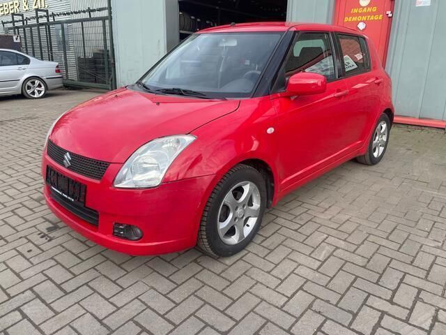 Rood Gebruikt 2005 Suzuki Swift Hatchback | € 2.299 (Eerlijke prijs) - Afbeelding 1/4