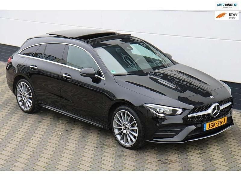Zwart (metallic) Occasion 2022 Mercedes CLA250e Shooting Brake AMG line Stationwagen | € 29.495 (Goede deal) - Afbeelding 1/4