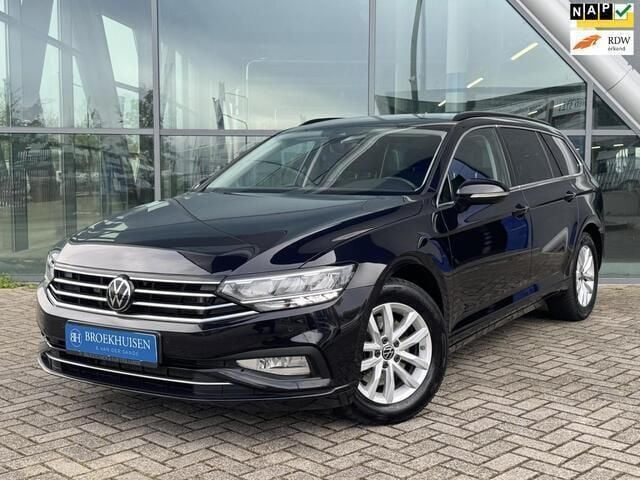 Zwart Gebruikt 2023 VW Passat Business Stationwagen | € 27.450 (Goede deal) - Afbeelding 1/4