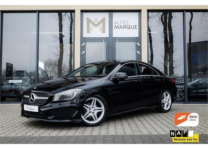 Zwart (metallic) Occasion 2014 Mercedes CLA180 AMG Sedan | € 14.900 (Goede deal) - Afbeelding 1/4
